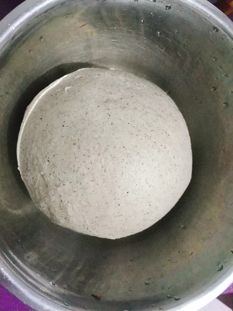 黑芝麻全麦核桃红枣软欧包~~安安原创,把面团从厨师机里取出放在操作台上,用双手轻轻拍打放松面团,团圆,放入一个大点的盆里,喷水,盖好盖子或者保鲜膜,进行基本发酵;
或者有醒发箱可以把面团放烤盘轻轻摊开,整理到比烤盘小一圈的薄厚均匀的面饼,把烤盘放醒发箱进行基础发酵;
PS:一般面团基础发酵温度28度,湿度75%;