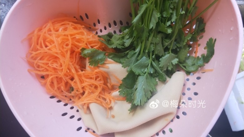 京酱肉丝,香菜洗干净,都放在沥水篮里控干水分。
