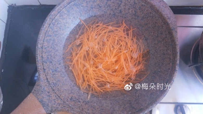 京酱肉丝,然后把胡萝卜丝放进去烫一下就捞出。也可以不烫生吃,依个人口味来。