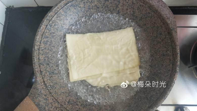 京酱肉丝,炒锅内烧水,水开后把豆腐皮放进去煮五秒钟。 关火