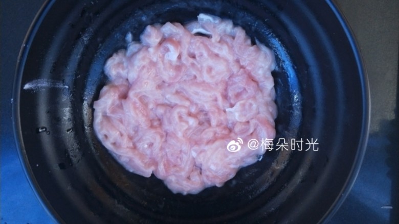 京酱肉丝,加一丁点盐,少许料酒,一个鸡蛋清,两勺干淀粉抓匀上浆
