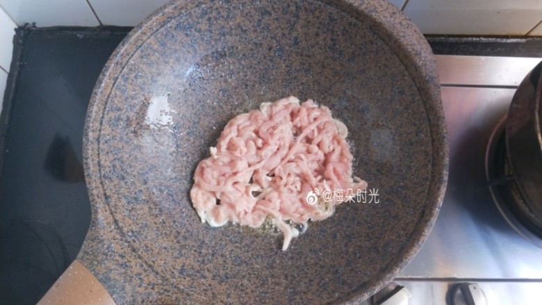 京酱肉丝,炒锅倒油,把肉丝倒进去滑炒