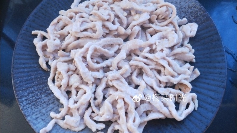 京酱肉丝,炒至发白,变色,盛出备用