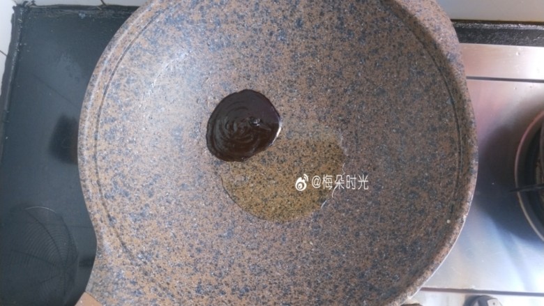 京酱肉丝,炒锅再倒油,加入两勺甜面酱,炒开