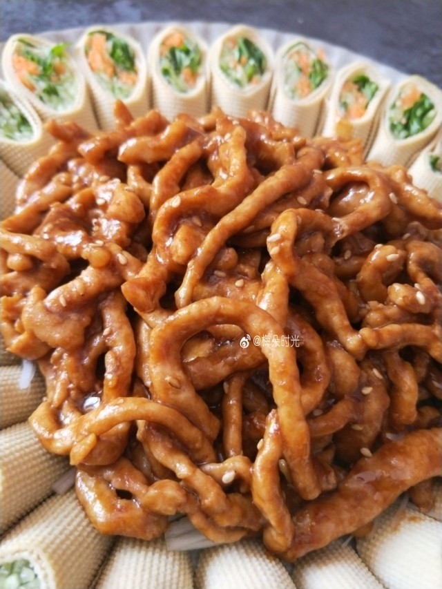 京酱肉丝,色泽鲜亮,肉丝酱香,软嫩,两个字,好吃。