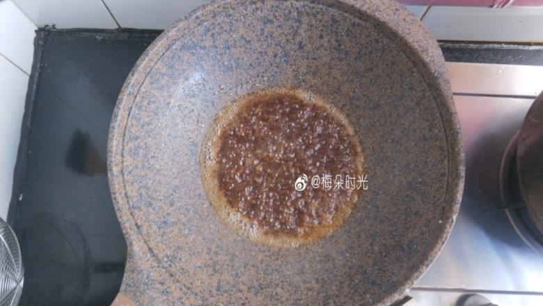 京酱肉丝,然后加一勺生抽,一勺蚝油,一勺<a style='color:red;display:inline-block;' href='/shicai/ 3729'>白糖</a>,再加半杯清水。不需要加盐了。