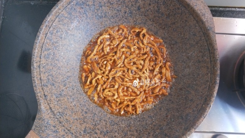 京酱肉丝,最后加一点水淀粉烧开煮一分钟收干汤汁,撒少许鸡精即可出锅。