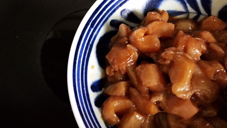 胡萝卜土豆孜然炒鸡丁,待锅内油七分热时下鸡丁