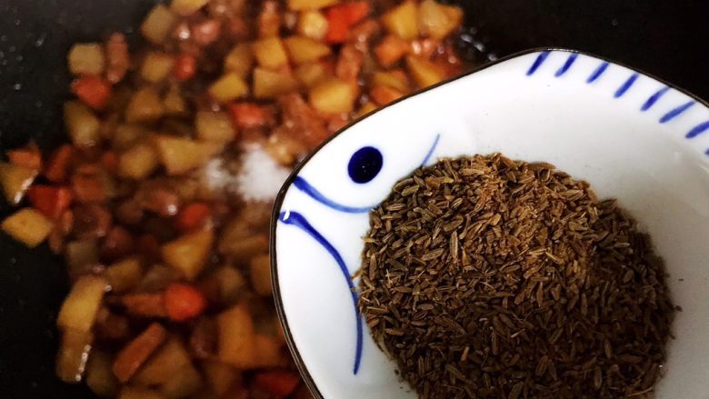 胡萝卜土豆孜然炒鸡丁,加入适量孜然,翻炒均匀即可