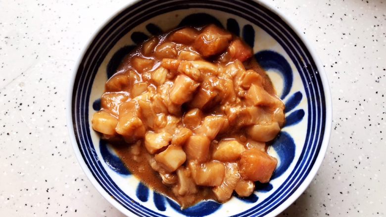 胡萝卜土豆孜然炒鸡丁,抓均匀,腌制备用