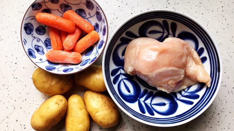 胡萝卜土豆孜然炒鸡丁,首先我们准备好所有食材