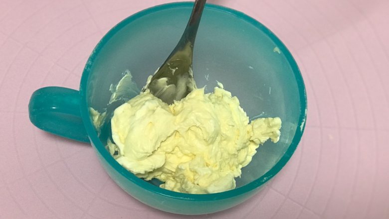 玉米面软欧,奶酪提前软化,奶酪馅的材料混合均匀备用。