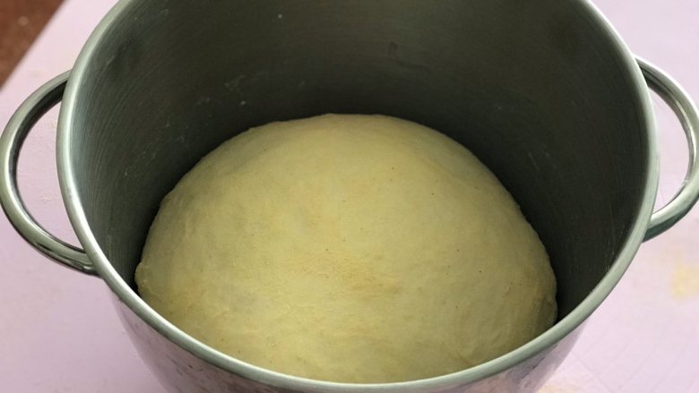 玉米面软欧,整形后(圆形)盖上保鲜膜,在温度25-28度的环境发酵至两倍大(大概1-1.5小时)。