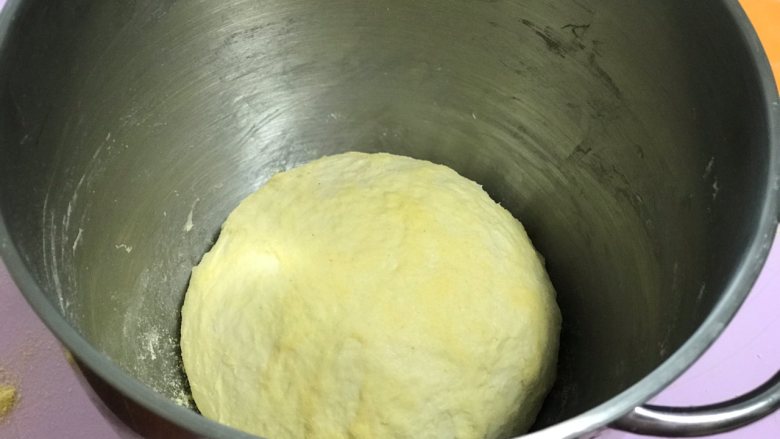 玉米面软欧,所有材料按照糖盐水酵母液面粉酵母的顺序投入面包机或厨师机里和面15-25分钟(厨师机大概10-15分钟)。