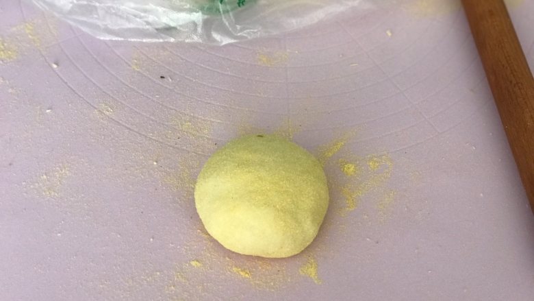 玉米面软欧,包住馅料,收口捏紧朝下放置。
