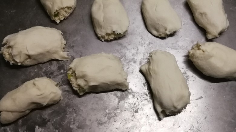 葱香油酥饼,分成小剂子 大小随自家需要调整