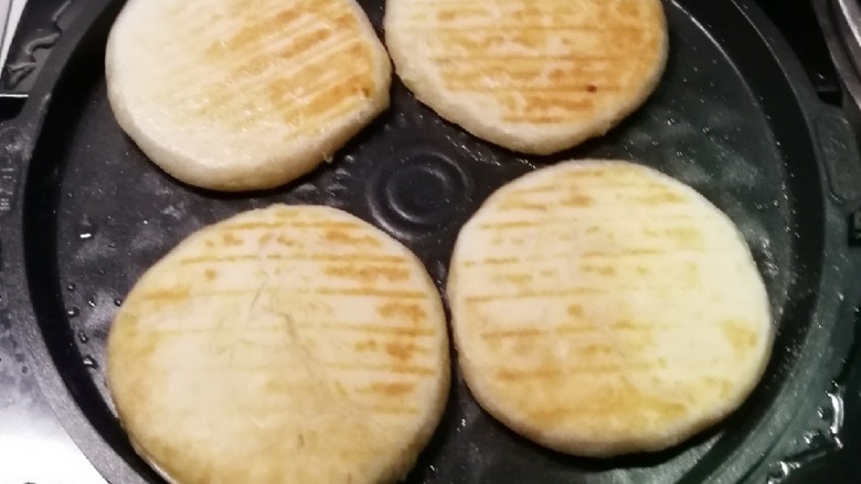 葱香油酥饼,煎烤机刷一层薄油 放入饼胚 上下火 烙至两面金黄即可出锅
