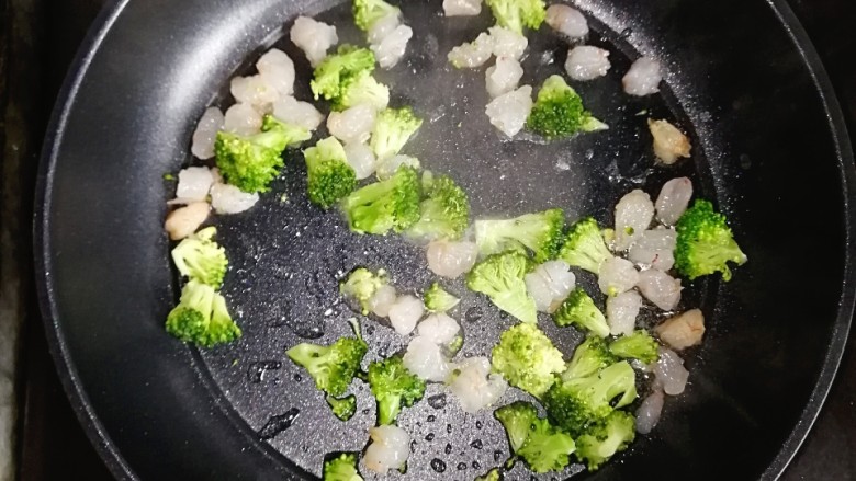 黑芝麻西兰花虾仁烘蛋,接着倒入切碎的西兰花翻炒均匀