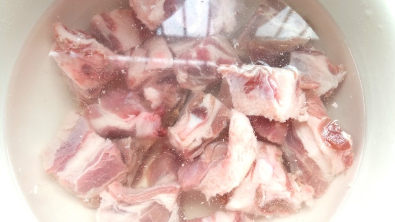 烤箱版_烤羊排肉,冲洗干净,用凉水泡30分钟