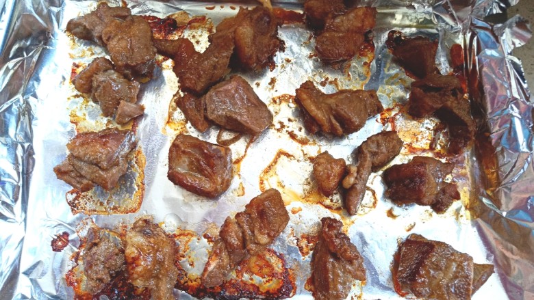 烤箱版_烤羊排肉,取出来,翻一面,在刷一层油