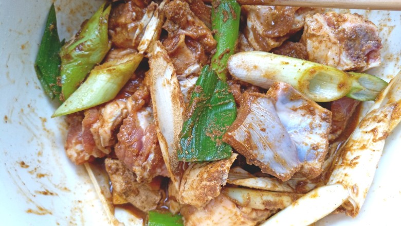 烤箱版_烤羊排肉,搅拌均匀盖上保鲜膜,腌制两个小时