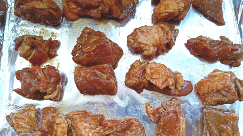 烤箱版_烤羊排肉,取烤盘铺上锡纸,把腌好的肉取出,摆在锡纸上刷一层油