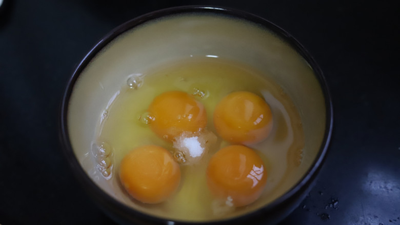 香葱厚蛋烧,鸡蛋中加入盐和糖,用筷子搅匀,尽量把蛋液搅得看不到蛋白。