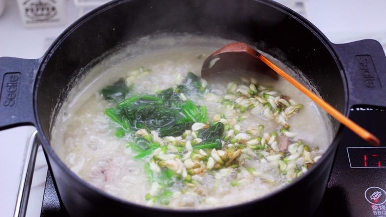 生滚槐花猪肝粥,用勺子把所有的食材,搅拌均匀后,大火煮沸后即可关火。