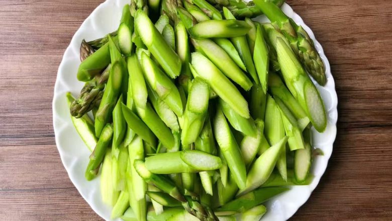 虾仁炒芦笋,<a style='color:red;display:inline-block;' href='/shicai/ 122'>芦笋</a>刮掉根部的外皮,清洗干净切成段待用。