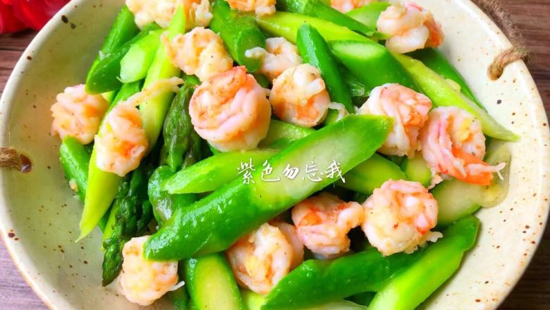 虾仁炒芦笋,鲜嫩美味都芦笋炒虾仁做好了,喜欢的宝宝记得收藏哦。