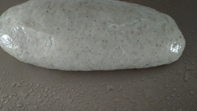 黑芝麻全麦核桃红枣软欧包~~安安原创,表面喷水,放入烤箱中层,烤箱下面放一大碗热水,烤箱设置发酵状态,大约30分钟左右,发酵到之前的1.5倍大小就可以,还是看状态,随时观察发酵状态;
如果有醒发箱就醒发箱;
PS:二次发酵温度38度,湿度85%;
