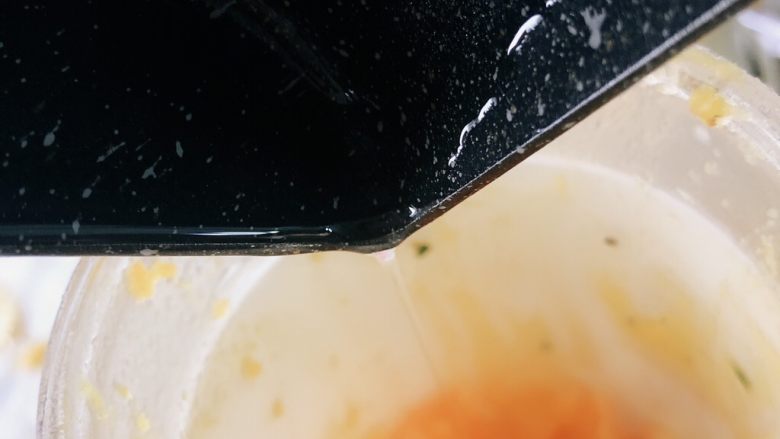 咸蛋黄酱,加入晾凉的油,油多少看你自己喜欢,喜欢厚点的就少加油,喜欢希点的就多加油,搅拌成细腻状,可以多搅拌几次