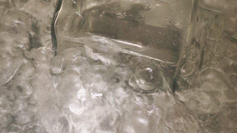 咸蛋黄酱,烧开放入准备装蛋黄酱的瓶子,煮5分钟