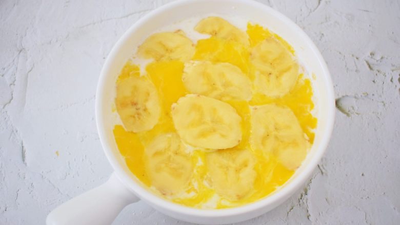 香蕉牛奶烤燕麦,再铺上香蕉片