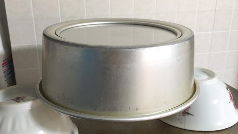 白皮戚风蛋糕,烤完立即倒扣放凉,三小时后再脱模。