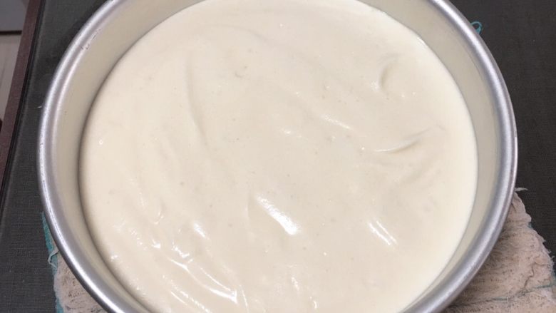 白皮戚风蛋糕,蛋糕糊倒入模具,震几下消泡。