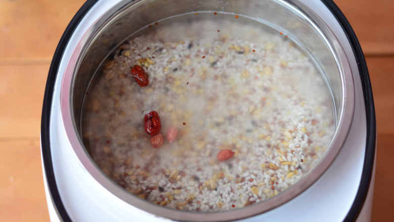 杂粮米饭,泡好的<a style='color:red;display:inline-block;' href='/shicai/ 492'>大米</a>放在蒸网里面,放入锅体内,加入适量的清水
