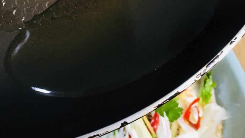清蒸鲈鱼,将热油淋在鱼身上,爆出香味,可以开吃了
