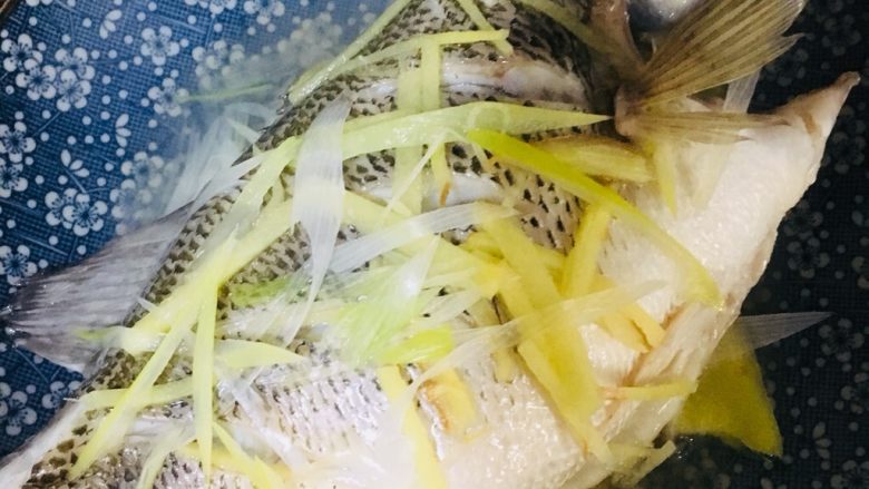清蒸鲈鱼,时间到了,取出鱼盘