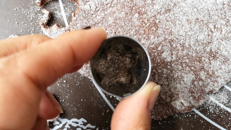 自制童年奶片,擀成厚度3毫米左右的奶粉片,然后用压花模具压出。