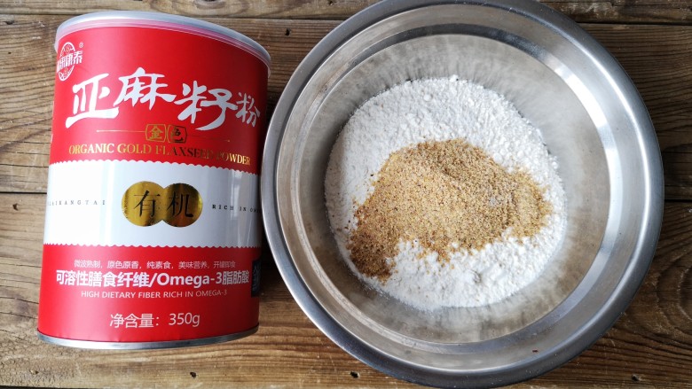 亚麻籽粉饽饽煎鱼,将亚麻籽粉和<a style='color:red;display:inline-block;' href='/shicai/ 519'>面粉</a>按1:5比例混合均匀。