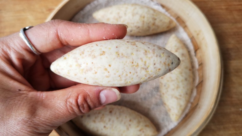 亚麻籽粉饽饽煎鱼,将面剂子揉成橄榄形。