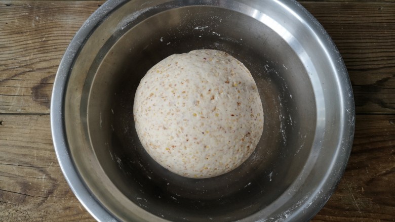 亚麻籽粉饽饽煎鱼,揉成光滑面团,盖保鲜膜醒发。