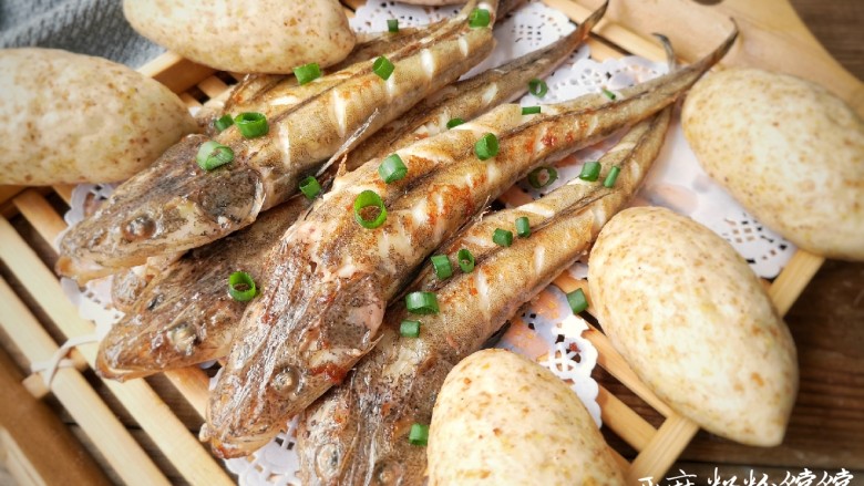 亚麻籽粉饽饽煎鱼,上桌。