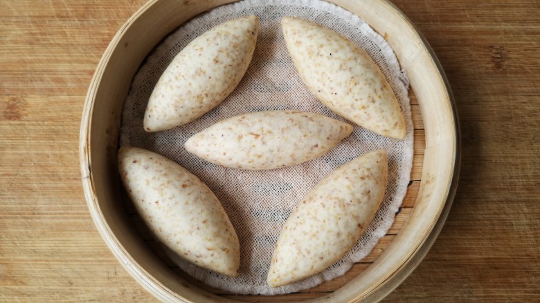 亚麻籽粉饽饽煎鱼,上笼,隔水蒸25分钟.