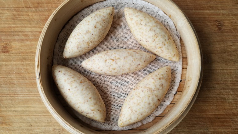 亚麻籽粉饽饽煎鱼,上笼，隔水蒸25分钟.