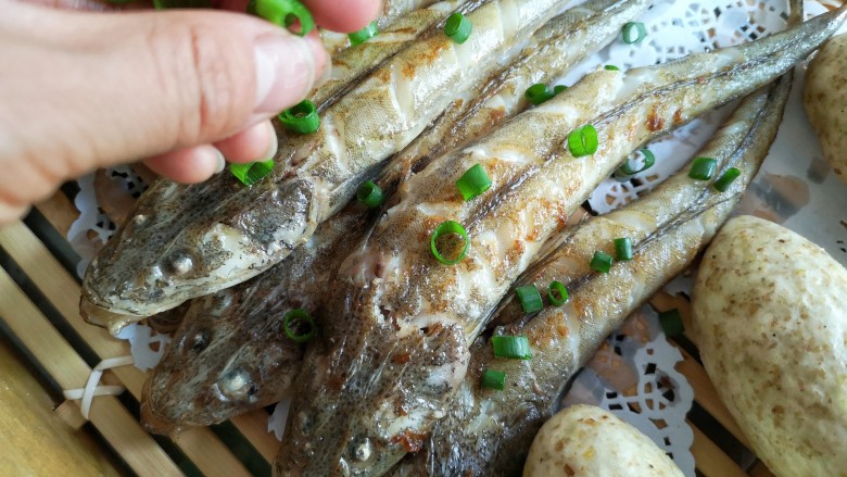 亚麻籽粉饽饽煎鱼,待两面都煎至金黄色后出锅装盘,撒适量葱花。