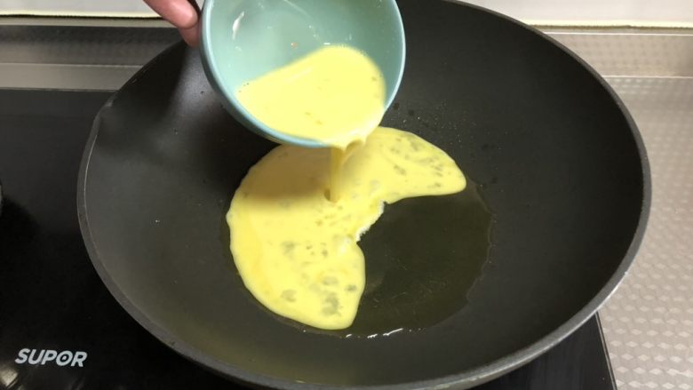 牛奶滑蛋,起锅热油,倒入蛋液