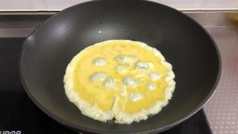 牛奶滑蛋,晃动锅把手,至鸡蛋凝固,起大泡
