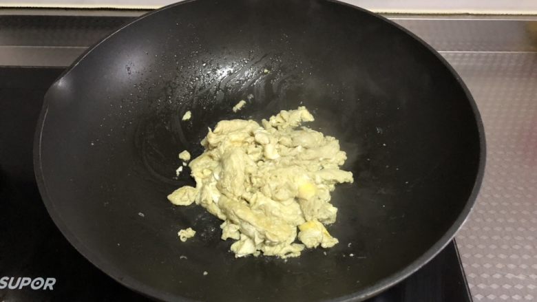 牛奶滑蛋,炒至完全凝固,关火